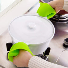 Silicone potholder with a heat-resistant design for kitchen use